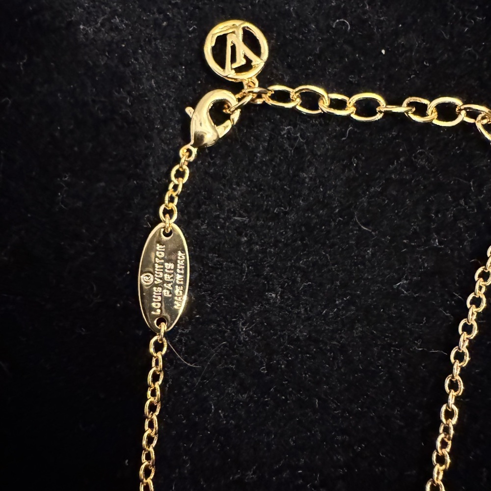 Louis Vuitton Gold Necklace with Iconic LV Pendant M00596 - Picture 4 of 6